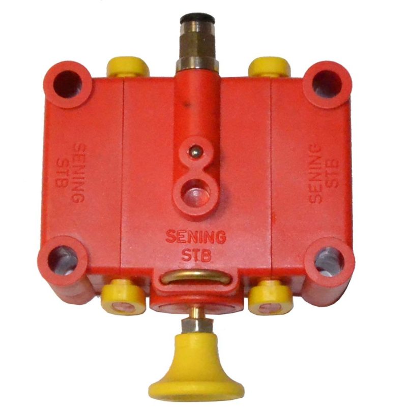 Pneumatic switch with retention for simple bottom valve.